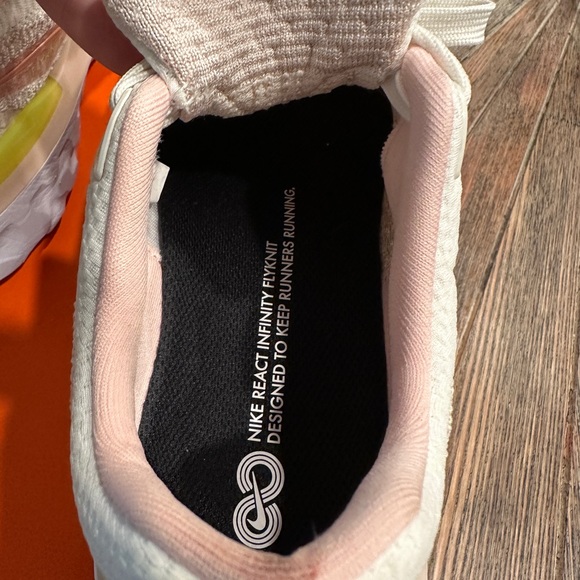 NIKE WOMENS REACT INFINITY 3 RUNNING SHOES in light pink / green color - Picture 2 of 4